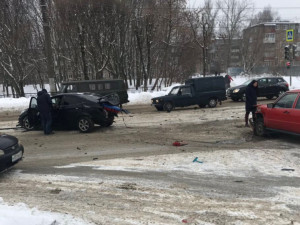 «Осколки разбитых машины раскиданы по всей дороге»: в Смоленске произошло ДТП (фото, видео)